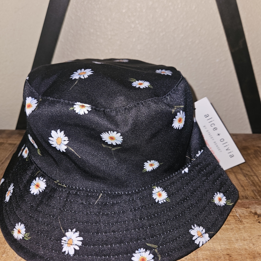 Alice + Olivia Black Daisy Print Bucket Hat